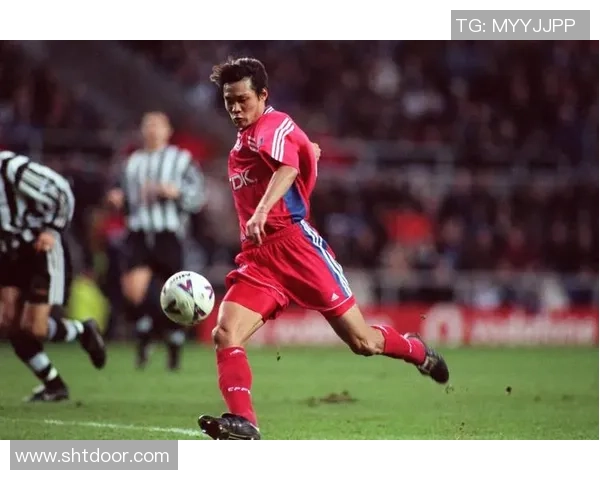 足球与娱乐明星的魅力碰撞精彩壁纸分享与欣赏