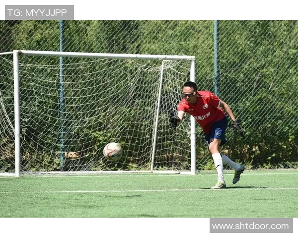 足球明星佩戴发巾的时尚风采与场上表现的完美结合